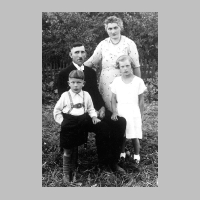 104-0008 Gustav und Maria Bischoff mit den Kindern Heinz und Frieda etwa 1937.jpg